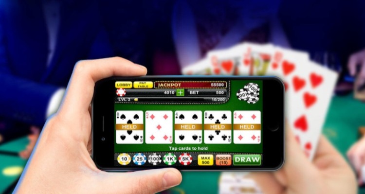 Seorang bermain game poker online