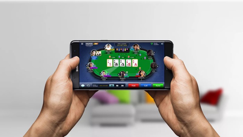 gambaran seseorang bermain permainan poker online